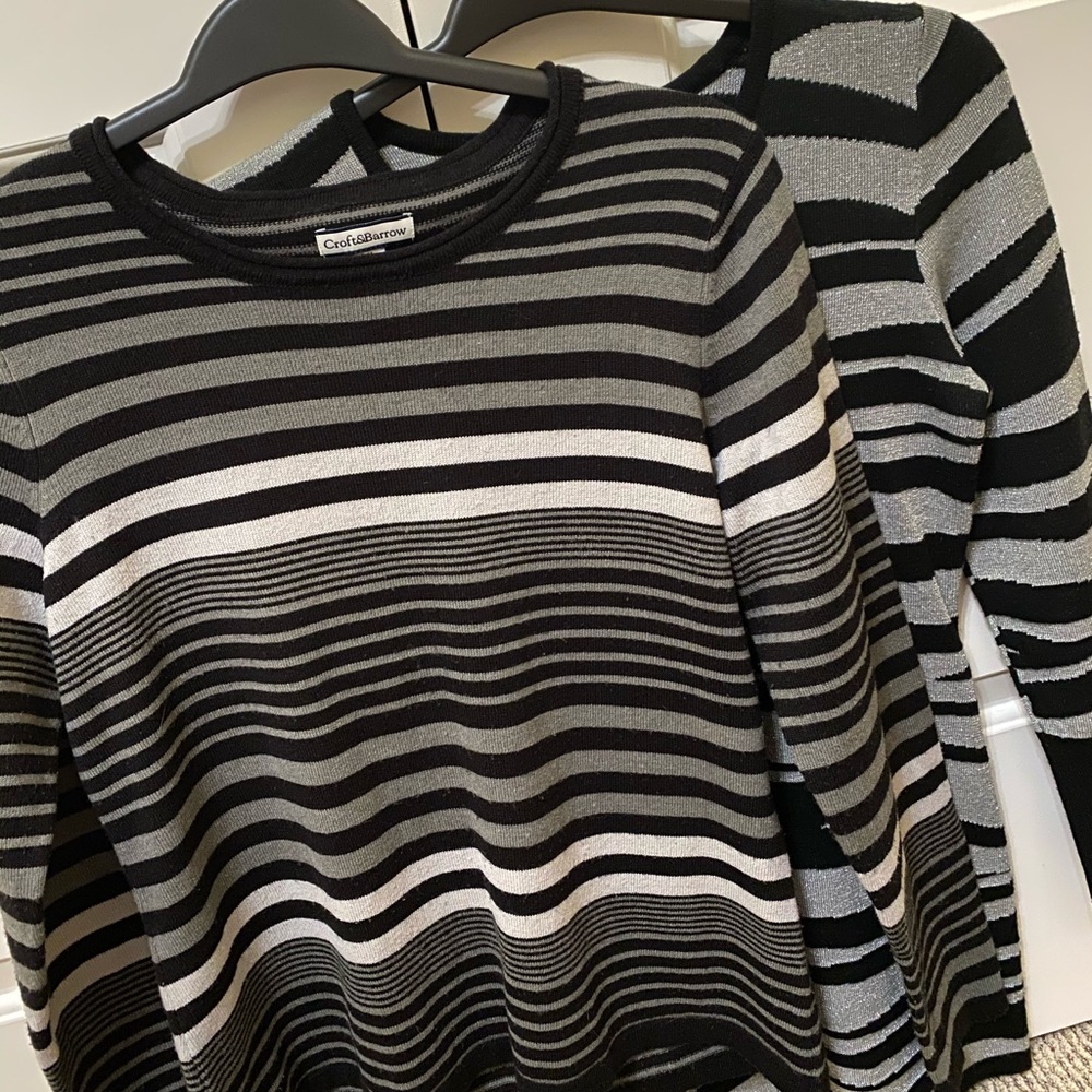 Long/sleeved Light weight sweaters.